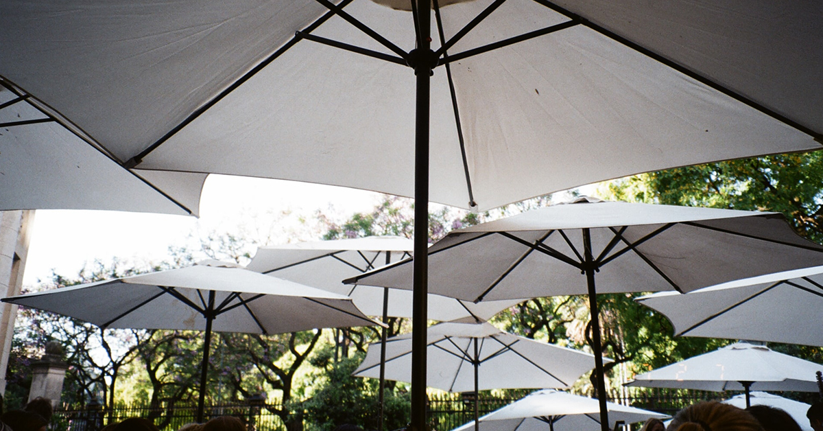 Come scegliere il modello migliore di ombrelloni per giardini (e non solo)